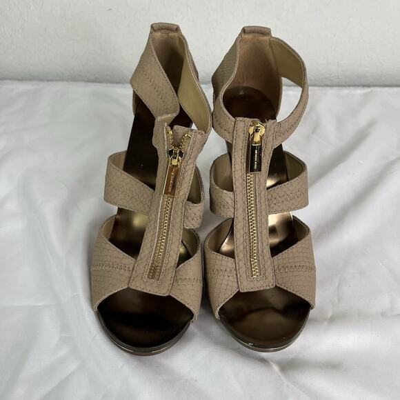 Michael Kors Berkley T-strap Embossed Leather Sandals size 9M, Casual, Formal - Picture 3 of 9